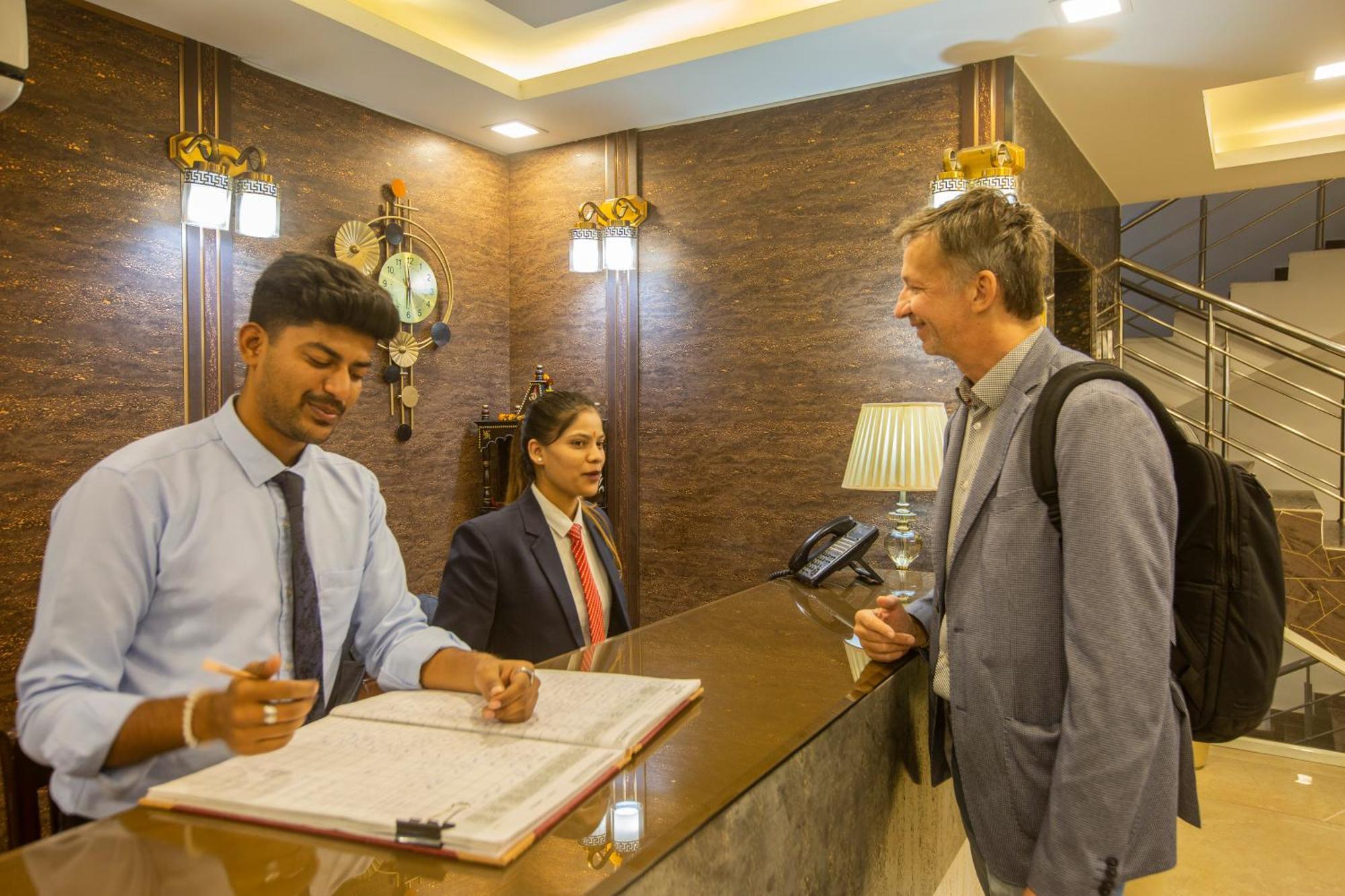 Hotel Prithvi-Raj Near Delhi Airport Nuova Delhi Esterno foto