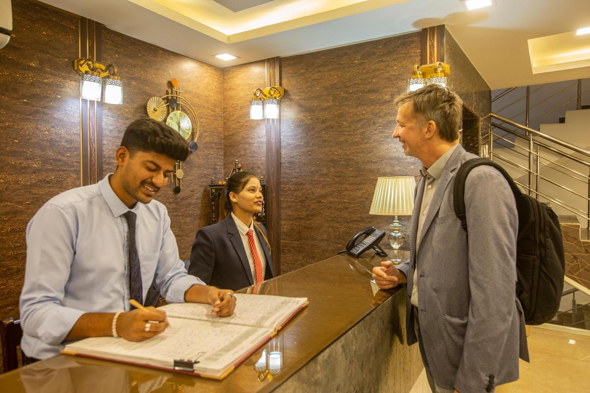 Hotel Prithvi-Raj Near Delhi Airport Nuova Delhi Esterno foto
